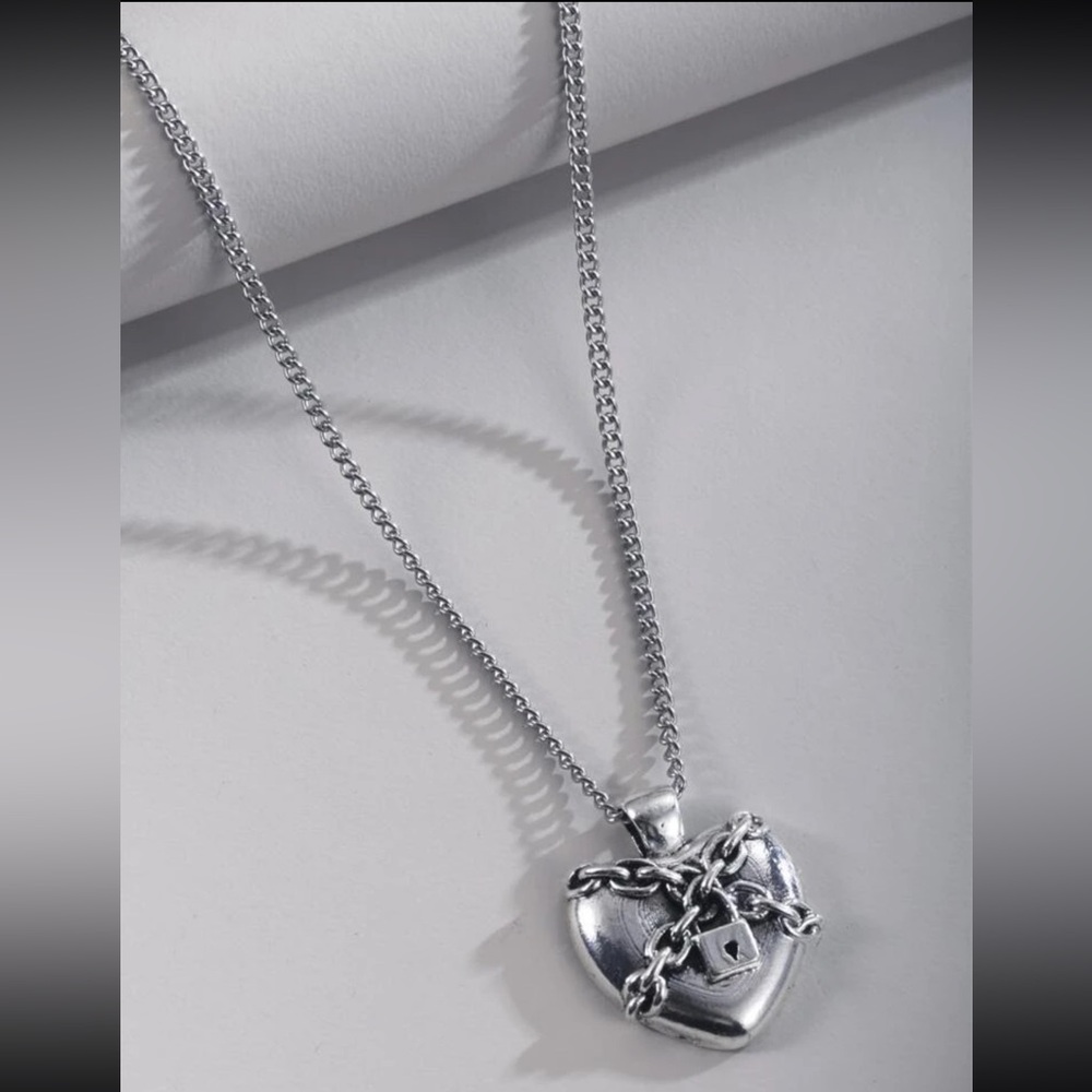 🩶 Awesome Rustic Style Silver Heart Pendant Chain Lock Necklace 🩶